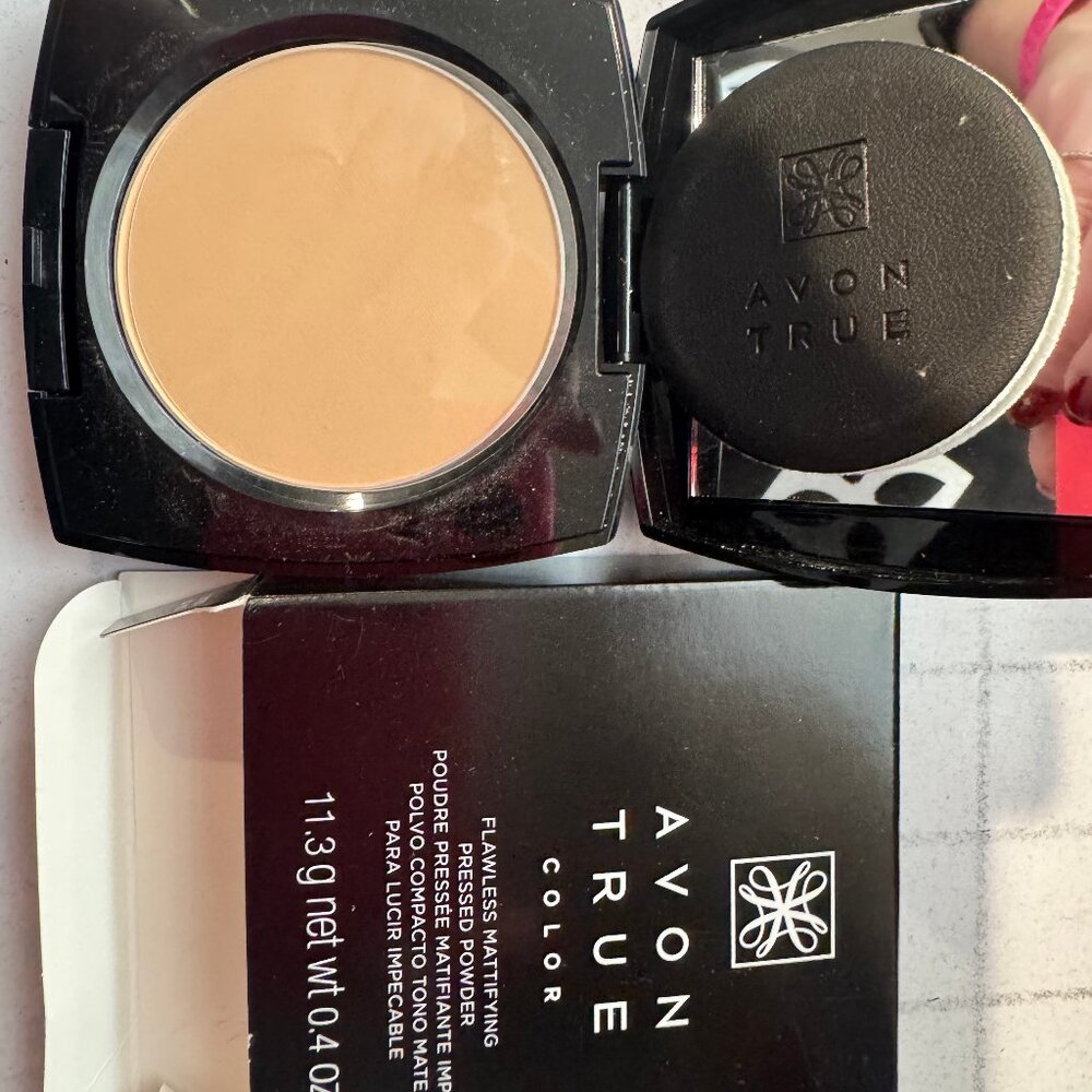 Avon ~ True Color Flawless Mattifying Pressed Powder ~ Light